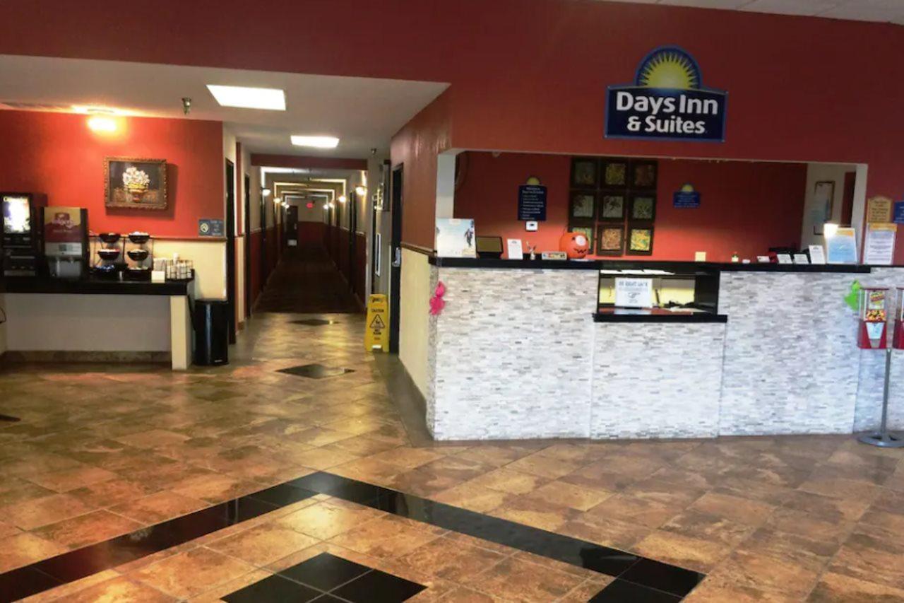 Days Inn & Suites By Wyndham Mt Pleasant Mount Pleasant Exteriör bild