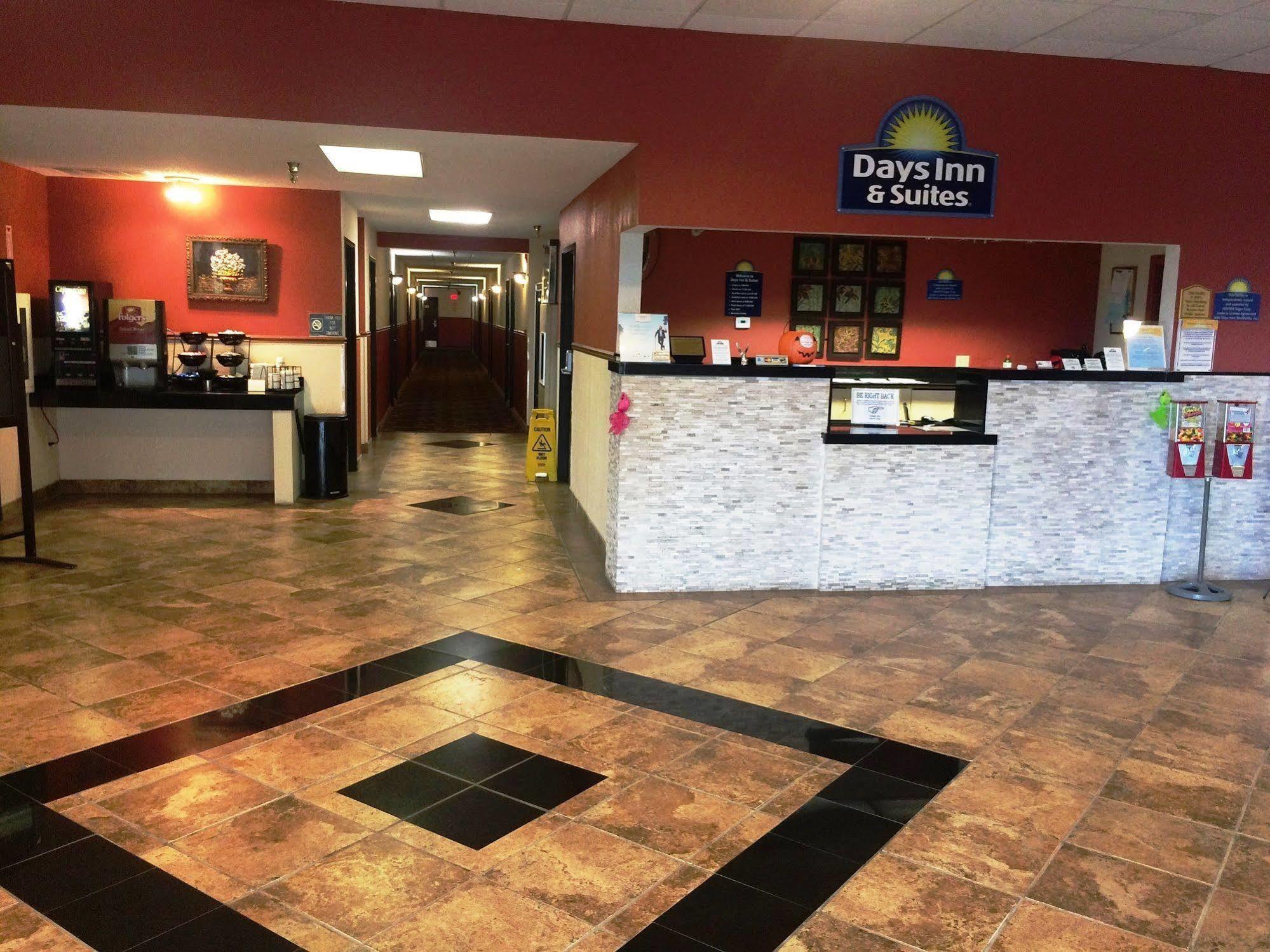 Days Inn & Suites By Wyndham Mt Pleasant Mount Pleasant Exteriör bild